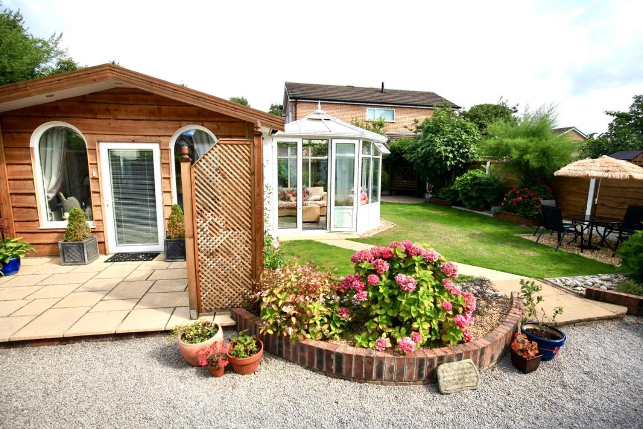 Formby Pinewood Studio Bed & Breakfast Eksteriør bilde