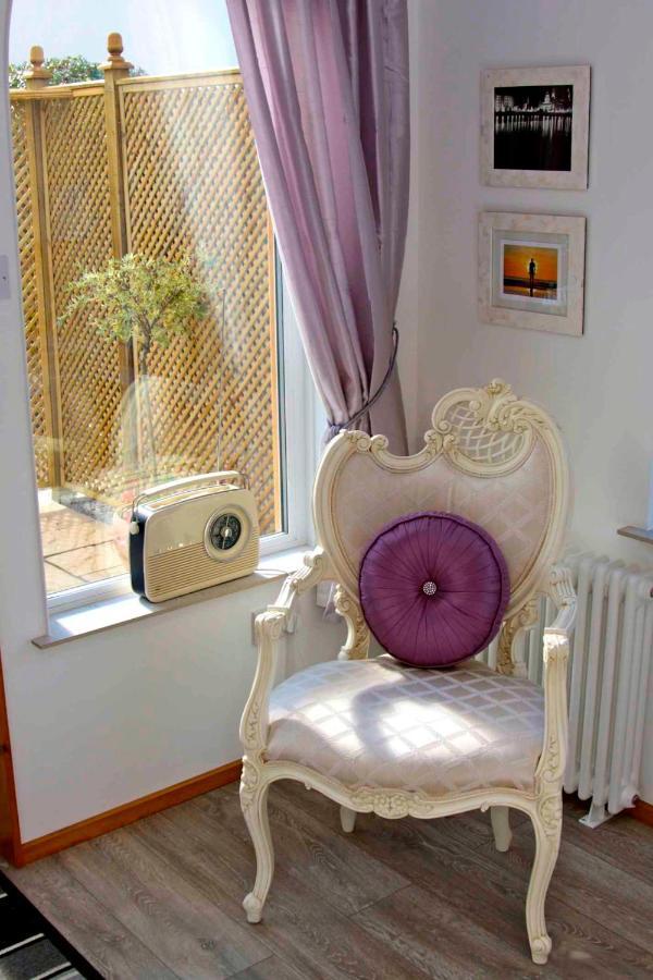 Formby Pinewood Studio Bed & Breakfast Eksteriør bilde