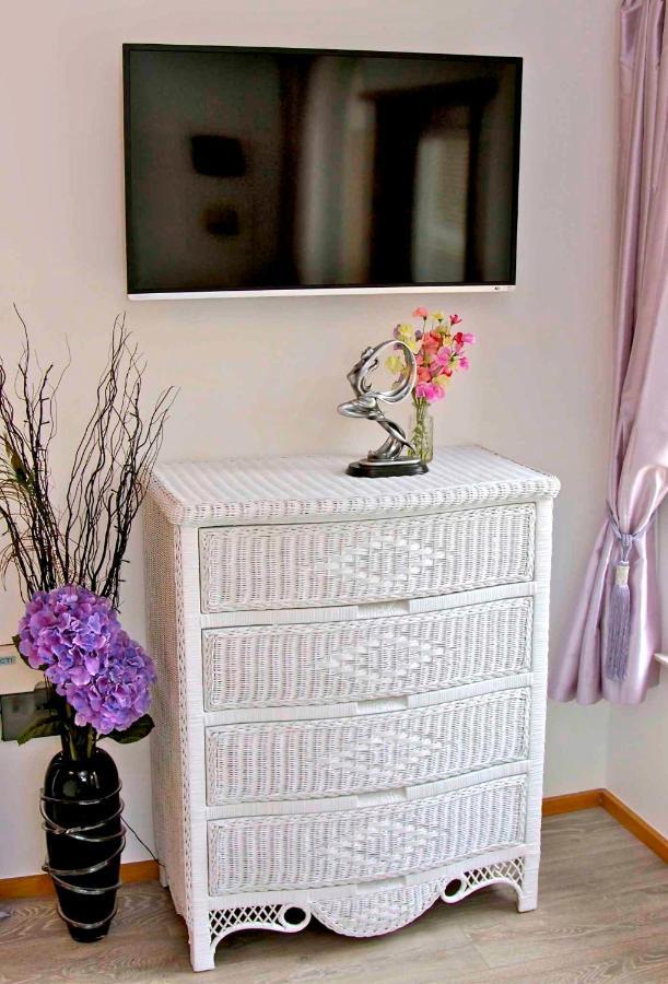 Formby Pinewood Studio Bed & Breakfast Eksteriør bilde